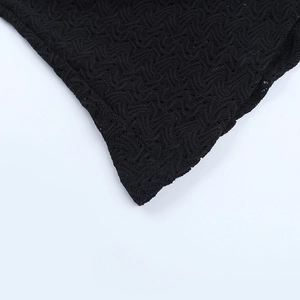 Vue macro détaillée du tissu dentelle noir montrant des motifs ajourés sophistiqués