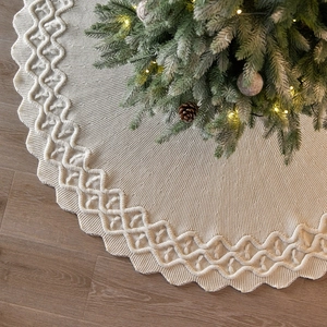 Gonna per albero di Natale in maglia beige crema con trama a trecce e bordi ondulati