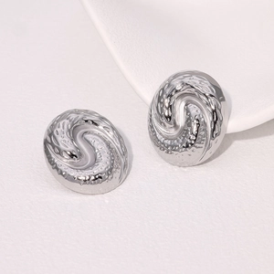 Vue détaillée des boucles d'oreilles ovales argentées avec texture en spirale unique