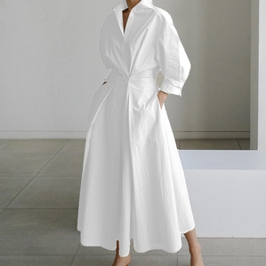 Elegante abito a camicia bianco in cotone con vita a pieghe e maniche a lanterna