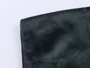 Gros plan sur la texture du velours vert foncé de l'ensemble de costume d'automne