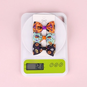 Three-piece Halloween hair bow set weighing 12.1g on scale for weight reference