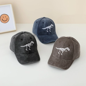 Tre cappellini da baseball per bambini in cotone lavato con ricamo di dinosauro