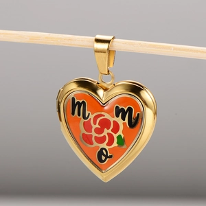 Médaillon cœur doré en émail orange avec motif de rose et gravure maman