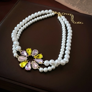 Collana di perle a doppio strato con pendente a fiore in pietre rosa e gialle a goccia