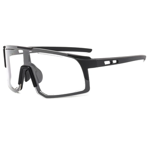 Occhiali da sole per ciclismo outdoor con montatura nera opaca e lenti trasparenti