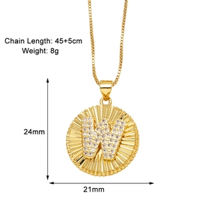 Dettaglio della collana con ciondolo lettera W dorata e pietre scintillanti