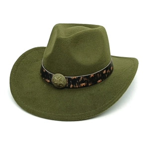 Gros plan du chapeau de cowboy en feutre vert armée avec ruban zébré et insigne étoilé