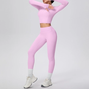 Détail d'un ensemble de yoga rose avec passe-pouces, legging taille haute et tissu technique