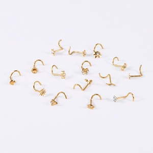 Detailliertes Set aus goldenen Edelstahl-Nasensteckern mit Stern- und floralem Strassdesign