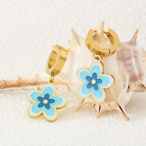 Goldene Ohrhänger mit blauen Emaille-Blumen auf einer Muschel, Sommer-Stil für Damen