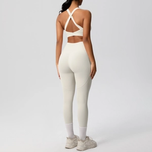 Dettaglio del set yoga bianco con reggiseno incrociato dietro e leggings opachi