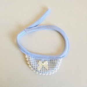 Detail eines blau karierten Haustier-Lätzchens mit weißen Pompons für 17cm Plüschpuppen