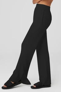 Vista dettagliata dei pantaloni da yoga neri in maglia a costine a vita alta e texture premium