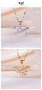 Détails des pendentifs cœur saturne or et argent avec cristaux sur fond de soie