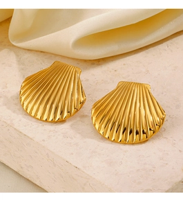 Détail macro de boucles d'oreilles coquillage plaquées or 18 carats sur pierre