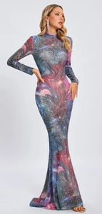 Détail de la robe maxi imprimé galaxie avec strass et manches longues ajustées