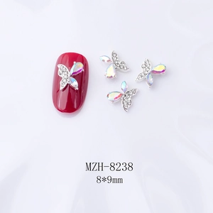 Vue détaillée du bijou d'ongle papillon argenté avec cristaux AB, taille 8x9mm