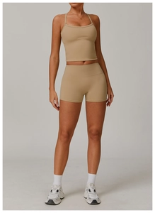Vista frontale di set pantaloncini yoga kaki a vita alta e canotta sportiva