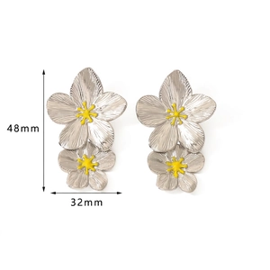 Dettaglio dimensioni orecchini a fiore argento lunghi 48mm e larghi 32mm