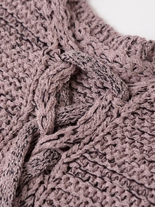 Dettaglio della trama in maglia spessa di alta qualità in rosa antico e grigio-viola