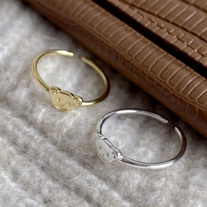 Detail shot of 925 silver adjustable bear rings in gold and silver finishes