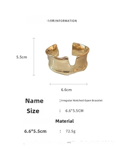 Détail d'un bracelet manchette doré irrégulier avec dimensions et poids de 72,5 g