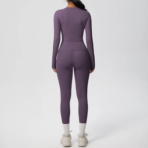 Dettaglio delle cuciture ergonomiche sul retro del completo da yoga viola da donna