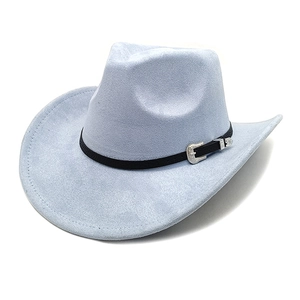Détail d'un chapeau de cowboy en daim bleu clair avec bande en cuir noir et boucle métal
