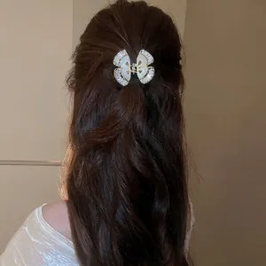 Elegante molletta per capelli a farfalla con zirconi e madreperla su capelli