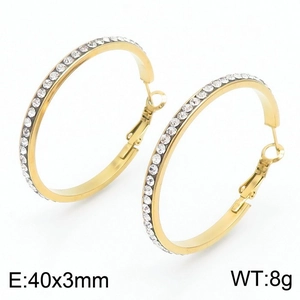 Détail des créoles dorées de 40mm avec cristaux blancs et indication de poids de 8g
