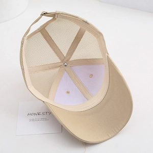 Dettaglio dell'interno in rete traspirante e delle cuciture di questo cappellino beige da baseball