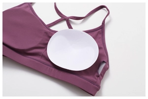 Détail de la brassière de sport violette avec coussinets amovibles et doublure mesh