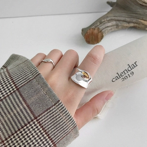 Minimalistische silberne geometrische Ringe mit konkaver Wölbung und glatter Oberfläche