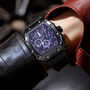 Primer plano de un reloj automático tonneau negro con esfera esqueleto en la muñeca