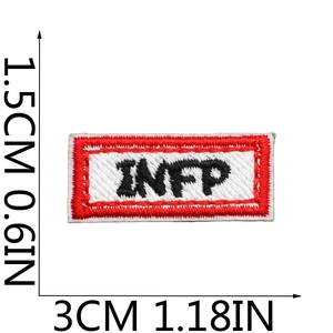 Détail macro de l'écusson brodé INFP en rouge et blanc, taille 3x1,5 cm pour déco DIY
