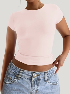 T-shirt rose ajusté à dos nu montré sur mannequin avec un fond de couleur unie