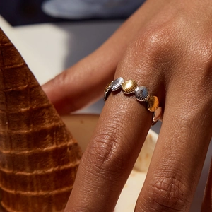 Two-tone stainless steel seashell ring with radiating texture for summer beach vacation