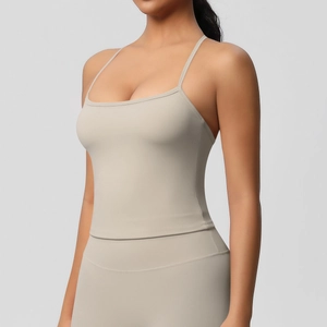 Dettaglio del top da yoga beige chiaro con spalline sottili e tessuto opaco morbido