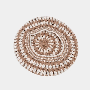 Détail du béret au crochet fait main avec motifs en tricot beige et texture ajourée