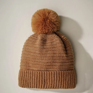 Berretto invernale in maglia color caramello con grande pompon in pelliccia sintetica