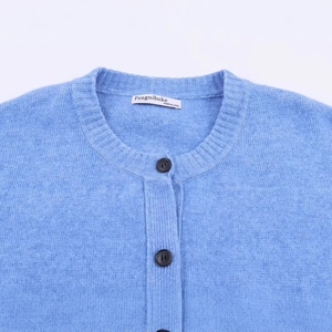 Cardigan classico in maglia azzurro con scollo rotondo e bottoni neri eleganti