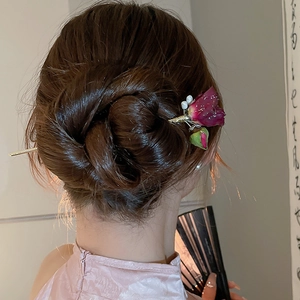Dettaglio di un fermaglio per capelli vintage in bronzo con rosa secca e perle per chignon