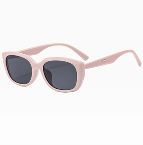 Detailansicht der rosa rechteckigen Sonnenbrille mit dunklen Gläsern und Silberdekor