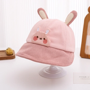 Detail eines rosa Cord-Fischerhuts für Kinder mit 3D-Hasenohren und Hasen-Aufnäher