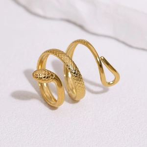 Bague serpent plaquée or 18k avec écailles détaillées et design minimaliste triple