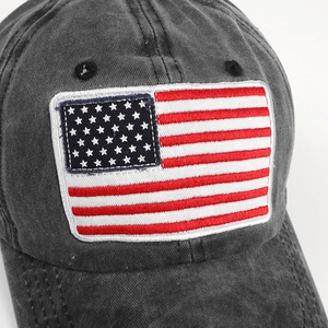 Dettaglio del ricamo della bandiera USA su un cappellino in cotone grigio antracite vintage
