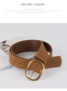 Détail d'une ceinture en daim marron avec une grande boucle ovale dorée mate pour femmes