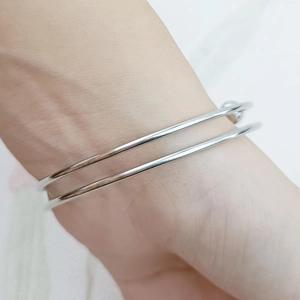 Minimalistischer zweilagiger Silberarmreif aus Edelstahl mit polierten Kugelenden für Damen