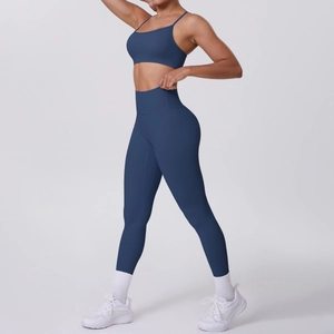 Détail d'un ensemble de yoga bleu marine avec leggings taille haute et brassière de sport
